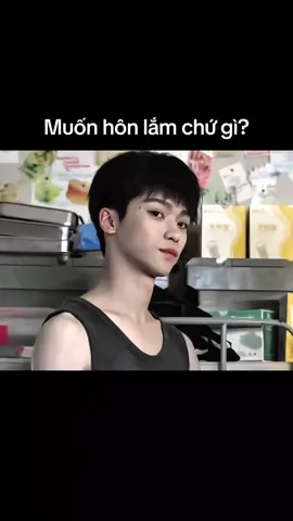 Cái dáng vẻ này là muốn lao vào cắn xé nhau lắm nhưng vì đang ở nơi làm việc nên không được phép. Một người cố tình câu dẫn, một người cố kiềm chế. Rồi sau đó, một người mượn kịch bản để động tay động chân, một người giả vờ phản kháng nhưng thực ra trong lòng thì sướng điên lên. Còn gì vui hơn khi bản thân có thể khiến một người vốn luôn điềm tĩnh lại phát cuồng vì mình. Em cứ chơi đi, tôi để em chơi cho thỏa, rồi ở nơi không ai nhìn thấy, em sẽ phải cầu xin tôi. Nhưng mà sự thật ai phải cầu xin ai thì con chưa chắc đâu. #lôibằng99 #điềnhủninh #TửDu #ziyu #tianxuning 