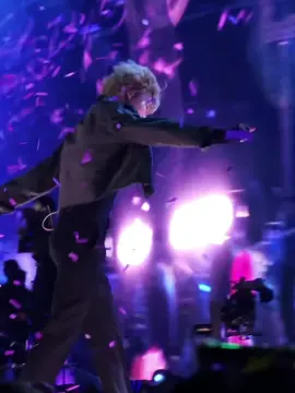 nhìn là biết em bé yêu sân khấu và happy cỡ nào khi đứng trên sân khấu rồi 🥺 bản thân muốn thấy anh trở lại sân khấu lắm rồi thì chắc anh phải muốn gấp trăm lần mình ấy 🥺 #bts #jimin #jiminbts #parkjimin #jmvnfp 