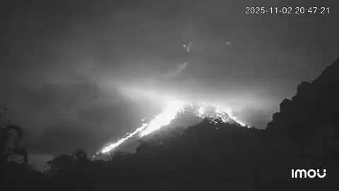 Awan Panas Guguran Gunung Merapi malam ini 02/11/2025 pukul 20;47 wib terpantau dari CCTV Pangukrejo Cangkringan #Jogja #Yogyakarta #Merapi #Merapiuncover #Merapinews  ( hendriksleman )