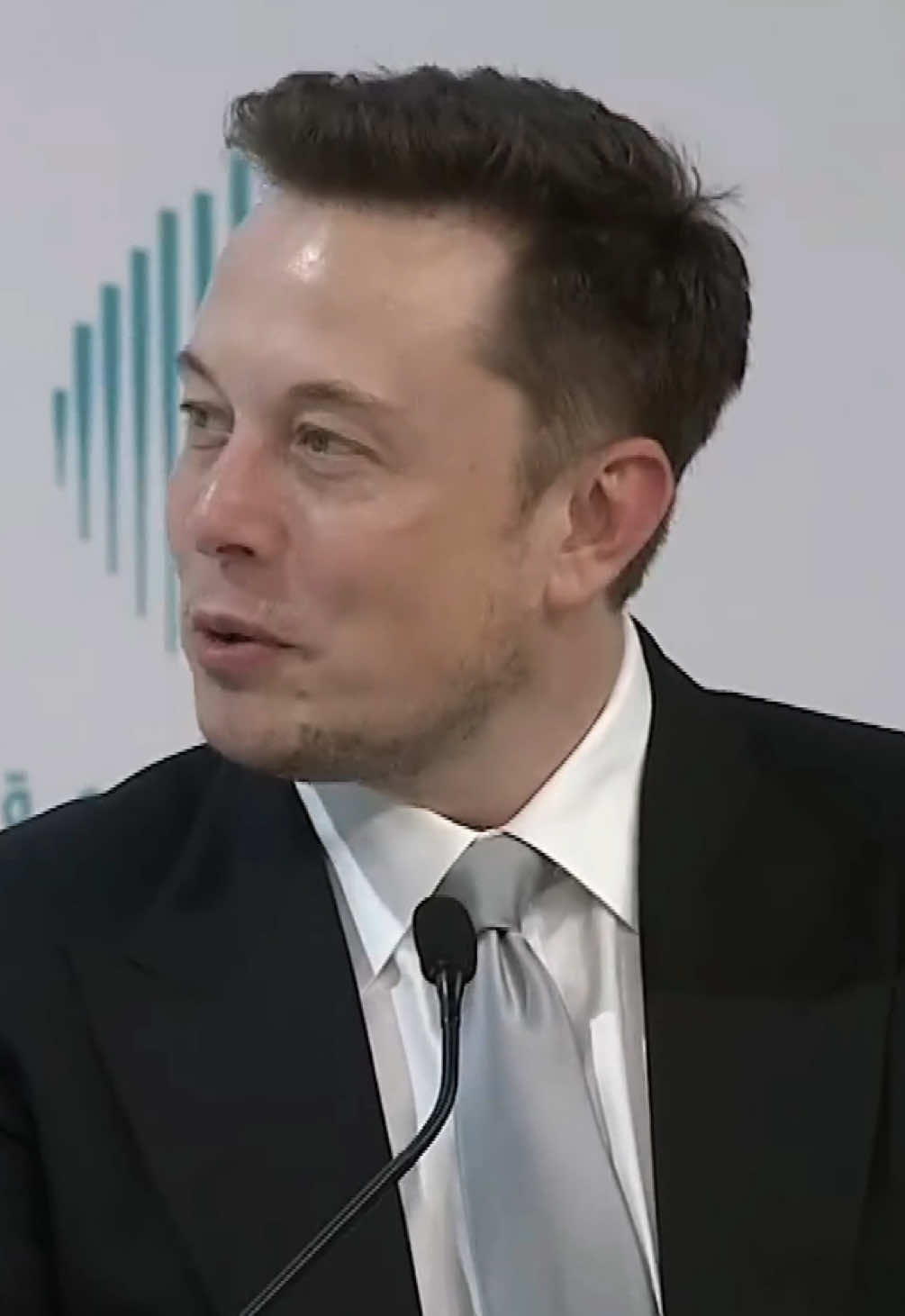 O raciocínio do Elon é esse: se a evolução tecnológica tende ao infinito, existe um momento em que o jogo é tão real que ninguém dentro dele percebe que é um jogo.  E aí o incômodo bate: se esse ponto já foi alcançado em algum lugar, como você prova que não está dentro dele agora? A graça (ou ironia) é que talvez nunca dê pra provar.  E detalhe... Elon também sempre deixa uma provocação no ar, meio com humor cósmico: se isso for simulação, ela não seria entediante, uma simulação tende a ser mais interessante que a realidade original. 🧠: Porque ninguém programaria algo monótono. Se a vida é um jogo, ela foi feita pra ser sentida. Pra ter caos, traumas, amores, fracasso, descobertas, silêncio. Tudo aquilo que dói e, mesmo assim, te deixa com a sensação de estar vivo.