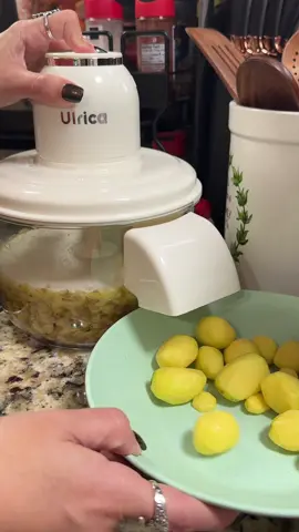 Hands-free peeling 😭 This rechargeable electric peeler does garlic, potatoes, tomatoes + more. They just restocked + dropped the price — if it’s still in stock, grab it. Linked below. #TikTokShopBlackFriday #TikTokShopCyberMonday #KitchenFinds #MealPrepHacks #GadgetTok