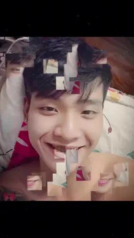 Quân A.P tên thật là Phạm Anh Quân, sinh ngày 24/1/1997 tại Hà Nội. Anh là một trong những giọng ca ballad nổi bật nhất Vpop hiện nay, được khán giả yêu thích nhờ giọng hát trầm ấm, truyền cảm và gương mặt điển trai, hiền lành. Trước khi nổi tiếng, Quân A.P từng gây chú ý trên mạng nhờ các bản cover nhẹ nhàng, khiến nhiều người gọi anh là “hot boy cover”. Năm 2019, anh chính thức ra mắt bằng ca khúc “Ai là người thương em”, tạo nên cơn sốt lớn và nhanh chóng đưa tên tuổi anh vào hàng ngũ ca sĩ trẻ tiềm năng. Âm nhạc của anh thường mang màu sắc buồn, sâu lắng, nói về tình yêu dang dở, day dứt, nhưng vẫn nhẹ nhàng và tinh tế. Ngoài đời, Quân A.P được nhận xét là người khiêm tốn, trầm tính, ít ồn ào nhưng luôn nghiêm túc với nghề. Nhờ vậy, anh giữ được hình ảnh sạch, giản dị và gần gũi trong lòng khán giả. Hiện tại, Quân A.P vẫn là một trong những “hoàng tử ballad” của Vpop, mang đến cảm xúc ngọt ngào và sâu sắc qua từng bài hát. #CapCut #quanap #phamanhquan #anhtraisayhi #lekhanh 