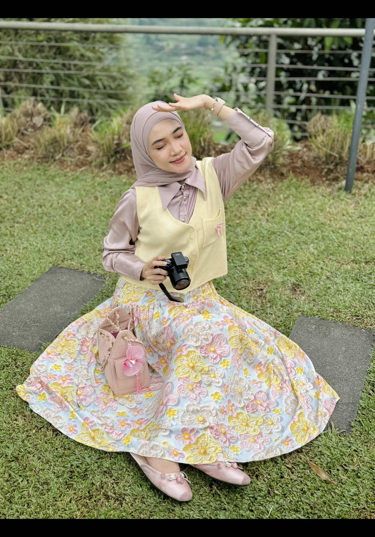 Cantik sekali rok floral nya🥹