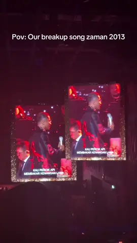 Lagu ni buat satu dewan emosi! 😮‍💨 Still tak boleh move on lagi dgn concert semalam 🫠 Suara Hafiz dari zaman AF sampai skrg mmng mantain ek. Lunak sungguh laa 🥺 Very sooooothing to the ear👂🏻 [P/S: Nahh another video of me being sooo emotional 🤣 Apesal aku lebih over drpd penyanyi sebenar? Who hurt me? 😬]  #HafizSuip #KonsertHafizSuip #DiSebalikAku #BahagiamuDeritaku #SAHEntertainment 