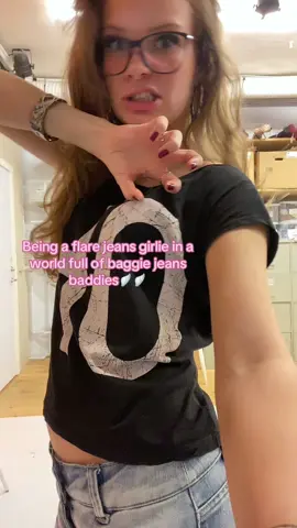 love them both tho💋💋 #fashion #fyp #flarejeans 