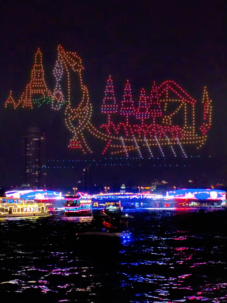 กำหนดการแสดงโดรนแปรอักษร การแสดงโดรน 500 ลำ วันที่ 9,14,21,28 พฤศจิกายน และวันที่ 5,12,19 ธันวาคม เวลา 20.45 น. การแสดงโดรน 1,000 ลำ วันที่ 15,22,29 พฤศจิกายน และวันที่ 6,13,20 ธันวาคม เวลา 20.45 น.  จุดที่สามารถรับชมแนะนำ ทางเดินริมแม่น้ำเจ้าพระยาจากสะพานพุทธถึงวัดกัลยาณมิตรครับ #vijitchaophraya2025 #vijitchaophraya #วิจิตรเจ้าพระยา #ชัย📷เที่ยวเก็บภาพ #สะพานพุทธ 