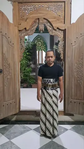 Lengenipun nglimpang kaya swantening angin ngrasuk sutra; Saben obahan dudu mung kaku saka daging, nanging napas saka jiwa. Mencak iku ora mung tandhang-tanding, nanging laku ngraosake urip. Pawongan iku banjur mandheg, nyembah marang padhang ati. “Gerakku dudu tumindak perang, nanging piwulang kanggo ngrasa.” Sutraning urat iku gesang, sing nylametake saka kasaré donya. #sh #trahsastrohardjono #psht #pmcs #fypシ゚ 