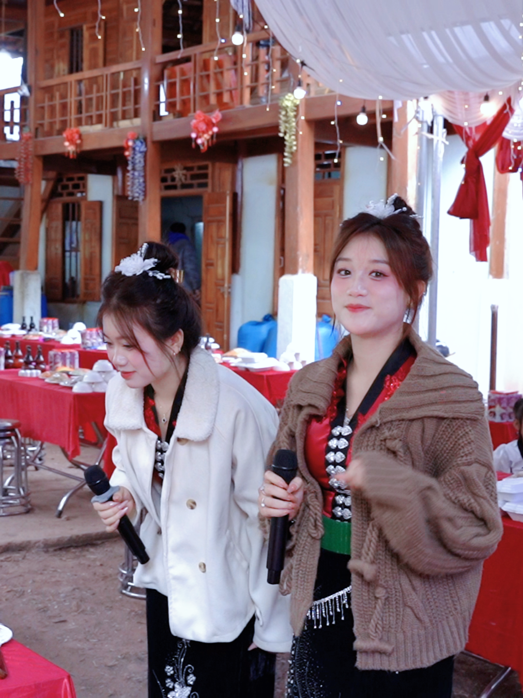 Không biết 2 em gái này tên gì mà đã xinh lại còn hát hay nữa.