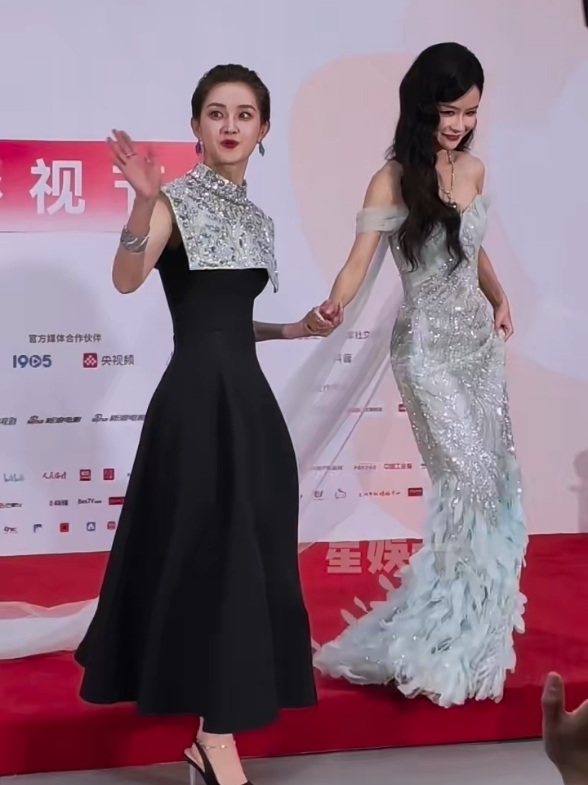 selama di acara Hengdian festival micro drama, top 1 momen interaksi yuxin yaitu bareng yuyin di video ini, nomor dua ada yuxin dengan Yang Miemie😍 pokoknya suka bgt sama interaksi sesama wanita, mereka saling support. yuyin juga milih yuxin sebagai rekan aktris yang ingin diajak kolaborasi dalam satu judul drama. semoga bisa terwujud 🥰❤️ #guoyuxin #yuyin #hengdianmicroshortdramanight2025 