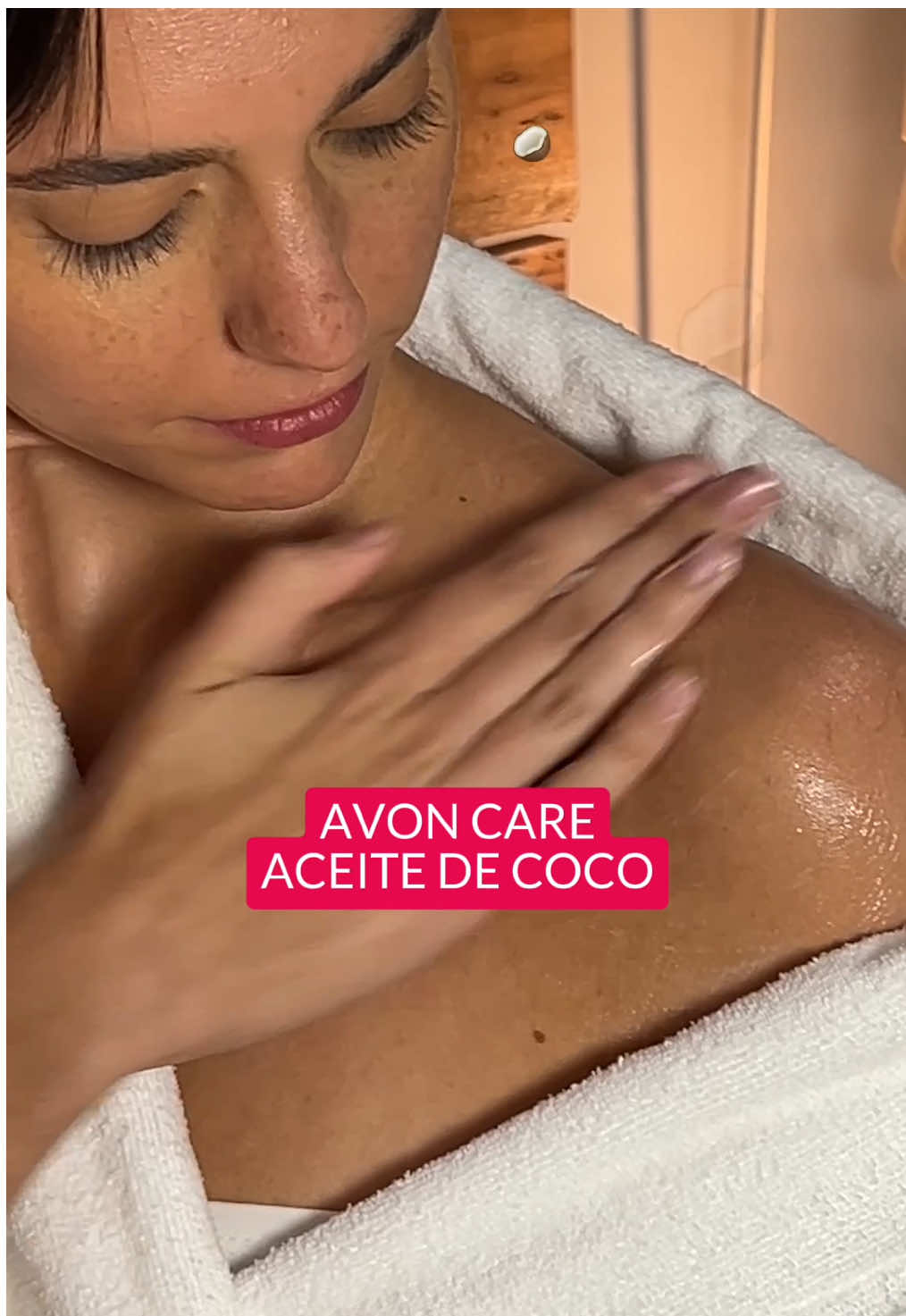 Cuando sales de la ducha, tu piel solo necesita una crema para una rutina express 🥥✨. Fácil, rápida y un glow para ti. Guarda este video y pruébalo.#Avon #AvonColombia 