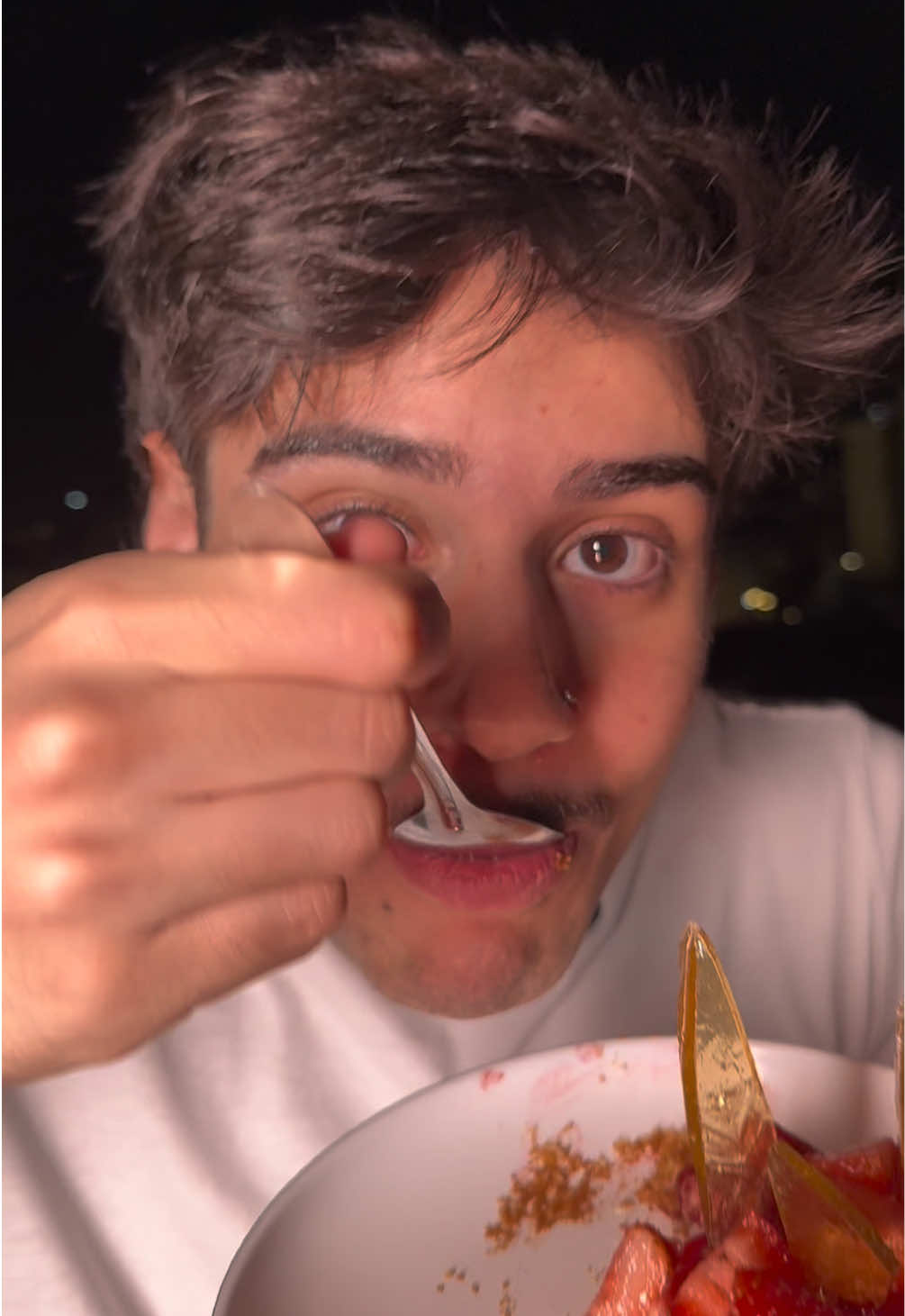 Respondendo a @🍭🖤 𝑫𝑶𝑪𝑰𝑵𝑯𝑶 🖤🍭  RECEITA DE CHEESECAKE MACABRÍSSIMA 🎃 1️⃣ Base crocante • 200 g de biscoito maisena (meio pacote) • 80 g de manteiga sem sal derretida Misture até formar uma farofa úmida e forre o fundo da forma. Leve ao forno por 5–8 min a 180 °C pra firmar. 2️⃣ Recheio cremoso • 600 g de cream cheese • 1 caixinha (395 g) de leite condensado • 3 ovos • Suco de ½ limão • Raspas de limão (a gosto) • 1 colher (chá) de essência de baunilha Bata tudo até ficar homogêneo, despeje sobre a base e asse a 160 °C por 40–50 min. Depois leve à geladeira por 4 h. 3️⃣ Geleia de morango caseira • 250 g de morangos congelados (ou frescos) • 1 xícara (chá) de açúcar • Suco de ½ limão Leve tudo ao fogo até engrossar e virar uma geleia brilhante (15–20 min). Espere esfriar. 4️⃣ Vidro falso (decoração) • 2 xícaras (chá) de açúcar • 1 xícara (chá) de água • 2 colheres (sopa) cheias de glicose Ferva sem mexer até atingir ponto de bala dura (~150 °C). Despeje sobre papel manteiga, espere esfriar e quebre em pedaços. 5️⃣ Montagem final Do jeito que preferir. Vejo essa receita há anos na internet mas quem me deu vontade de fazer foi o @Luiz Felipe Alves 👻 #halloween #cheesecake #fyp