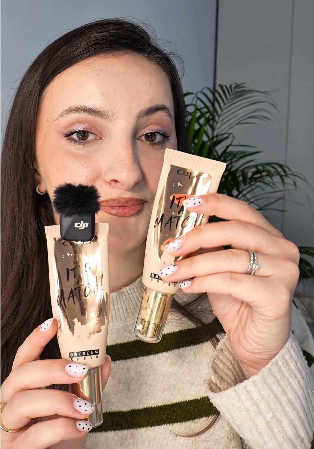 Trusa de make-up de zi cu zi ✨ Bb cream @Cupio  Skin Tint @Maybelline NY  Bronzer cremos @Catrice Cosmetics Concealer @Charlotte Tilbury & @YSL Beauty  Pudră @Huda Beauty  Bronzer Pudră @KIKO Milano & Cupio Gel sprâncene @L’Oréal Paris  Rimel L’Oreal & @benefitcosmeticsro & @tarte cosmetics  Palete fard Tarte & @Anastasia Beverly Hills  Pensule @Morphe 2  Creioan de buze Charlotte Tilbury & @SHEGLAM & @boysnberriescosmetics  Ascuțitoare @essence.cosmetics  Spray fixare @NYX Professional Makeup  #girlythings #makeuplover #makeupaddict #makeup #dailyproducts 