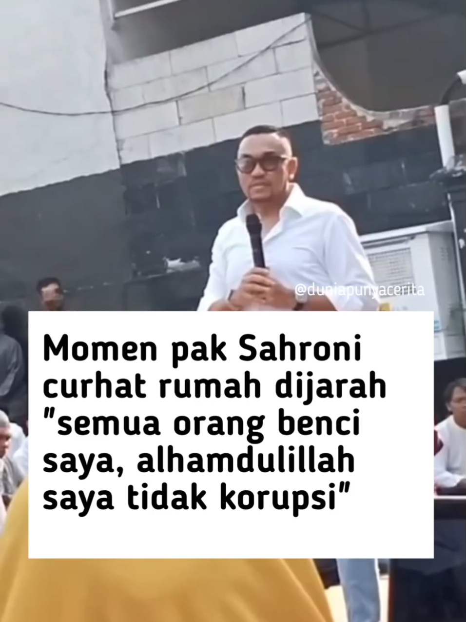 Momen saat anggota DPR RI nonaktif Ahmad Sahroni kembali muncul ke publik dan curhat masalah rumahnya dijarah pada akhir Agustus 2025. Diketahui, Sahroni viral hingga rumah dijarah buntut ucapan kontroversialnya.  🎬/awi.wajo