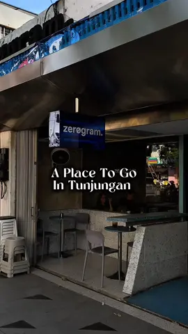 Another Coffeeshop Skena in Tunjungan!! Salah satu cabang Zerogram di tunjungan @Zerogram Coffee coffeeshop skena yang cocok bgt buat nongkrong atau tempat spill ootd skena mu itu🫵🏻  #CafeHoppingSurabaya #cafesurabaya #fyp #tunjungan #skena 