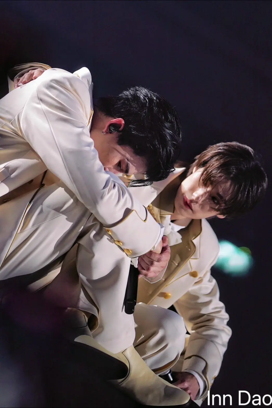 Nếu anh có khóc thì hãy khóc trên vai em này, em sẽ luôn ở đây bên anh. #pondphuwin #ppnaravit #phuwintang 