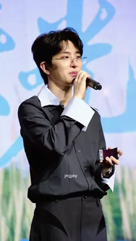 อันนี้คือยองแจยัง งง อยู่เลยว่าจบแล้ว น้องเลยขอบคุณ แล้วถาม พลร ที่อยู่ในมือด้วย แถมลาแล้วลาอีก ยองแจเป็นคนลงเวทียากมากบอกเลย  #YOUNGJAE #ยองแจ #igot7 #got7 #YOUNGJAE_Fanmeeting_In_Shenzhen 