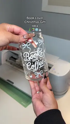 The cutest bookish cup 🫶🏼 hope you enjoy this books and coffee cricut tutorial 💕 can’t wait to share more christmas gift ideas ❄️ #bookishchristmas #bookishgifts #diycricutproject #cricuttutorialsforbeginners #bookishcups 