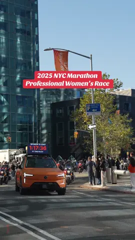 The Professional Women’s race reaches mile 14 at 1:17:37. These ladies are flying! 