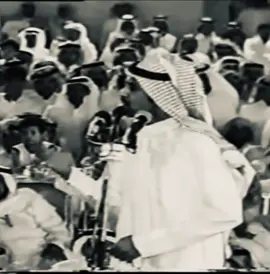 لبسته ثياب الغطرسة لين جا يختال وكبر في عيونه يوم الاوهام غررته واذا السالفة ضحك ومهازل ولعب عيال خبطت الغصن لين ابرق الريش طيرته خلصنا وقفلنا الصناديق بالاقفال ومن جور حكمه كامل القلب حررته #تركي_الميزاني #B 