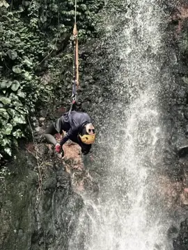 Sejak kapan wanita manja ini jadi suka adrenalin new experience ❤️‍🔥  #CapCut #canyoneering #ropejumping #curugngumpet @thecanyoneering_7 🫶🏻👍