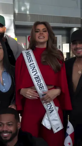 La reina ya salió rumbo al Miss Universe #missuniverse 