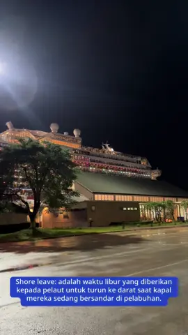 Shore leave adalah waktu libur yang diberikan kepada pelaut untuk turun ke darat saat kapal mereka sedang bersandar di pelabuhan. Ini adalah kesempatan bagi mereka untuk beristirahat, memulihkan diri, dan melakukan kegiatan pribadi di luar kapal, seperti shoping atau traveling.