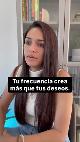 Todo en este juego es energía. Y lo único que determina tu realidad no es lo que deseas, ni lo que visualizas, ni lo que dices que quieres… Es lo que eres capaz de sostener. Cualquier persona puede tener un momento de claridad, un pico de motivación, una chispa de visión. Pero solo quien sostiene la frecuencia, sostiene el resultado. Porque tu próxima versión no aparece por sorpresa: se construye con tu energía diaria. La pregunta no es qué quieres lograr. La pregunta real es: ¿puedes mantener la energía necesaria para convertirte en quien lo logra? Negocio, propósito, relación, expansión… todo responde a tu campo energético, no a tu intención momentánea. Cuando tu energía se cae, se cae tu camino. Cuando tu energía se sostiene, todo se ordena. Todo se abre. Todo llega. Este juego nunca fue sobre suerte. Es sobre capacidad vibratoria. Lo que sostienes, te sostiene. Lo que sostienes, te construye. Lo que sostienes, te convierte. ✴︎ Código Silente — la frecuencia que el humano consciente aprende a mantener. ⸻ #codigosilente #conciencia #energia #frecuencia #yosoy            ⸻ Comenta “FRECUENCIA” si sientes que este mensaje te habló directo. Te enviamos un código.