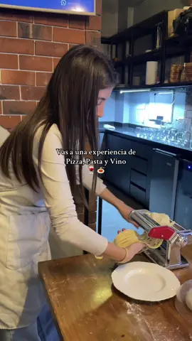 Recomiendo full este plan en pareja o con amigos #lima #italianfood #pizza #wine #pasta 