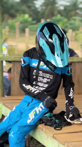 Helem yang nyaman di pakai dan cocok buat dana pelajar pasti nya ringan jangan lupa di cek di keranjang kuning di bawah#promomakanharian #promomakangajian 