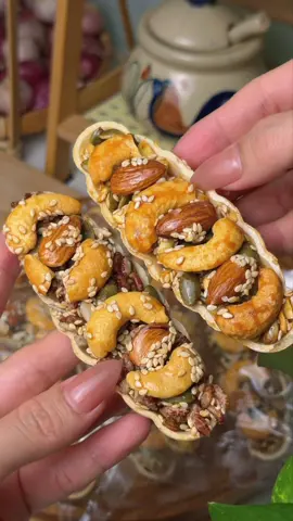 Nhìn cái Bánh Thuyền toàn hạt là hạt luôn, ăn giòn rùm mà thơm lắm #nuhayan🌼 #banhthuyenmixhat #banhthuyen #mukbang #food  