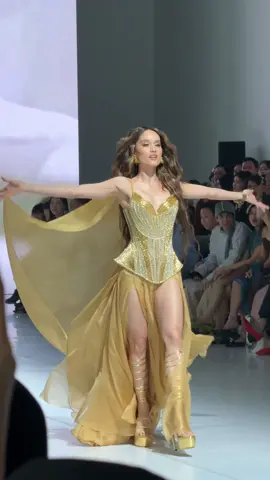 Hot fire like lava. 🔥 @lux_id @Jakarta Fashion Week 