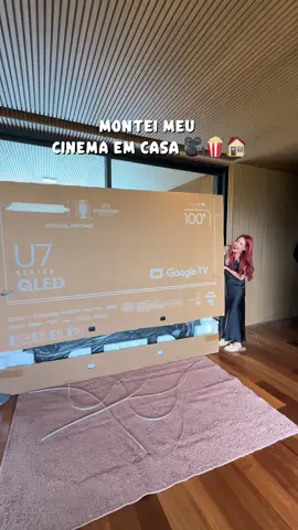 Monteeei meu CINEMA em casa!!! 🎬✨ 100 POLEGADAS!!! Eu nem sabia que existia uma TV tão grande! Tivemos que cortar o revestimento e reforçar tudo pra aguentar essa grandona hahaha  Som de cinema? Temos também! Subwoofer encaixadinho nos móveis planejados, receiver no jeito, tudo pra ter uma experiência de cinema em casaaaaa! ERA MEU SONHO 🥹 Faltam só 7 meses pra Copa e eu já tô pronta pro show (só falta proteger pra o Igor não estourar essa também kkk quem lembra? 😆) Agora acabou, viu? Não me tiram mais de casa 🤭 #CinemaEmCasa #casanova #reforma