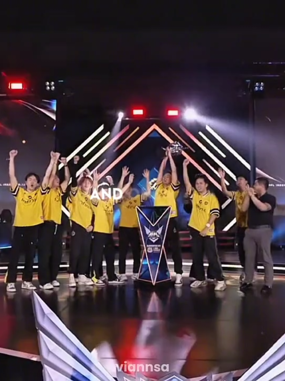 piala pertama skylar di onic🥹💛 #onicesports #mplindonesia #onic #mpl  #mlbb 