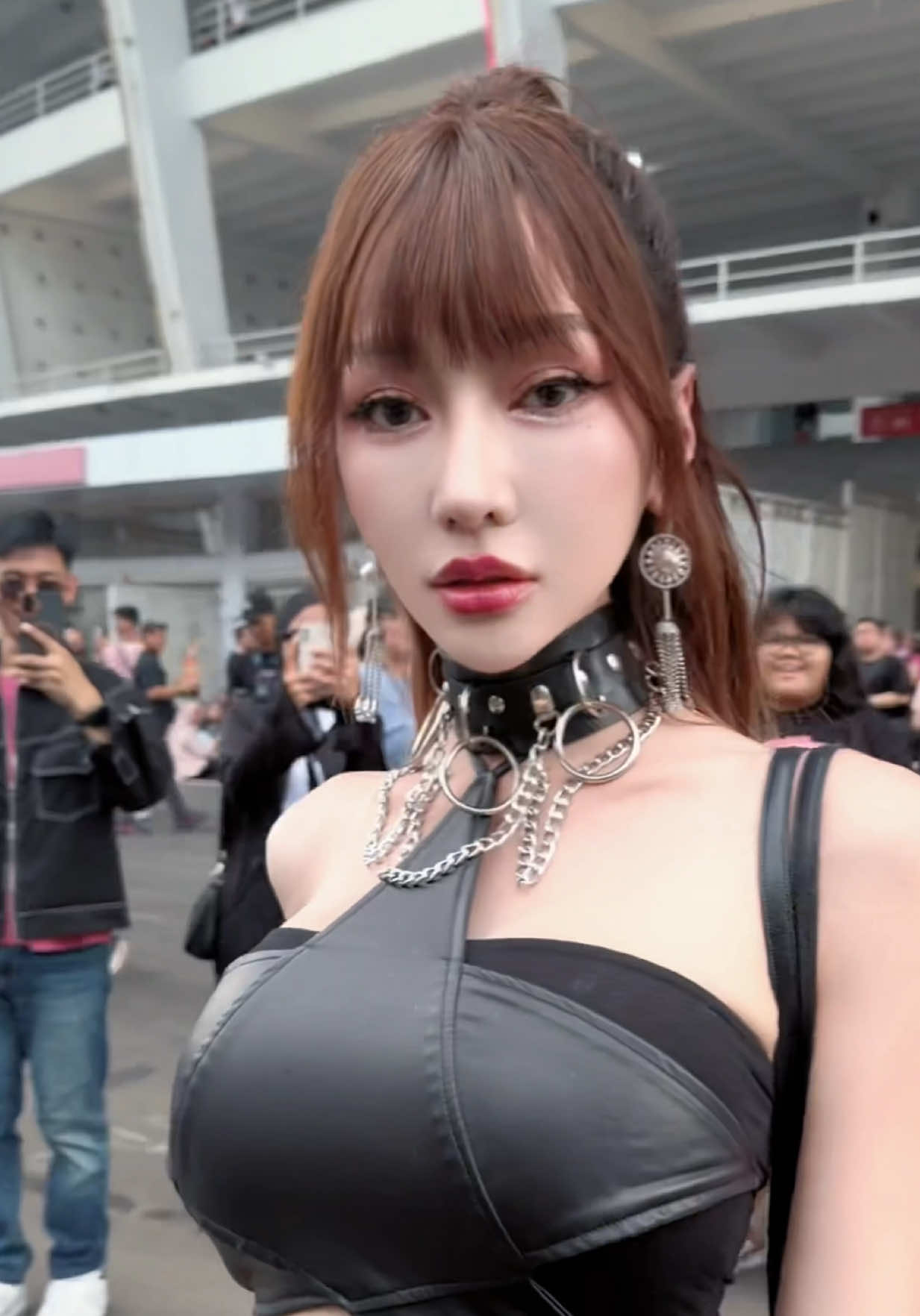 Saking Setianya Ratu meski Day 1, Mantan Member YG Entertainment gk bisa nonton kehabisan ticket tapi ye tetep dihari ke Day 2 Member Baru Katseye tiba2 datang ke GBK untuk Mensupport sesama teman Se-idoL K-popnya ,,, hiruk pikuk masyakarat setempat tiba2 ramai hingar bingar memadati lintasan Ratu untuk masuk ke Stadio GBK 🫶🏻✨❤️ @blackpinkofficial @KATSEYE  #blackpink #deadline #gelorabungkarno #konser #katseye 