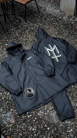 Walau hujan, kalcer style gak boleh padam ⚡ Jas hujan ini bikin lo tetep  kece, clean, dan tampan 🌧️🖤