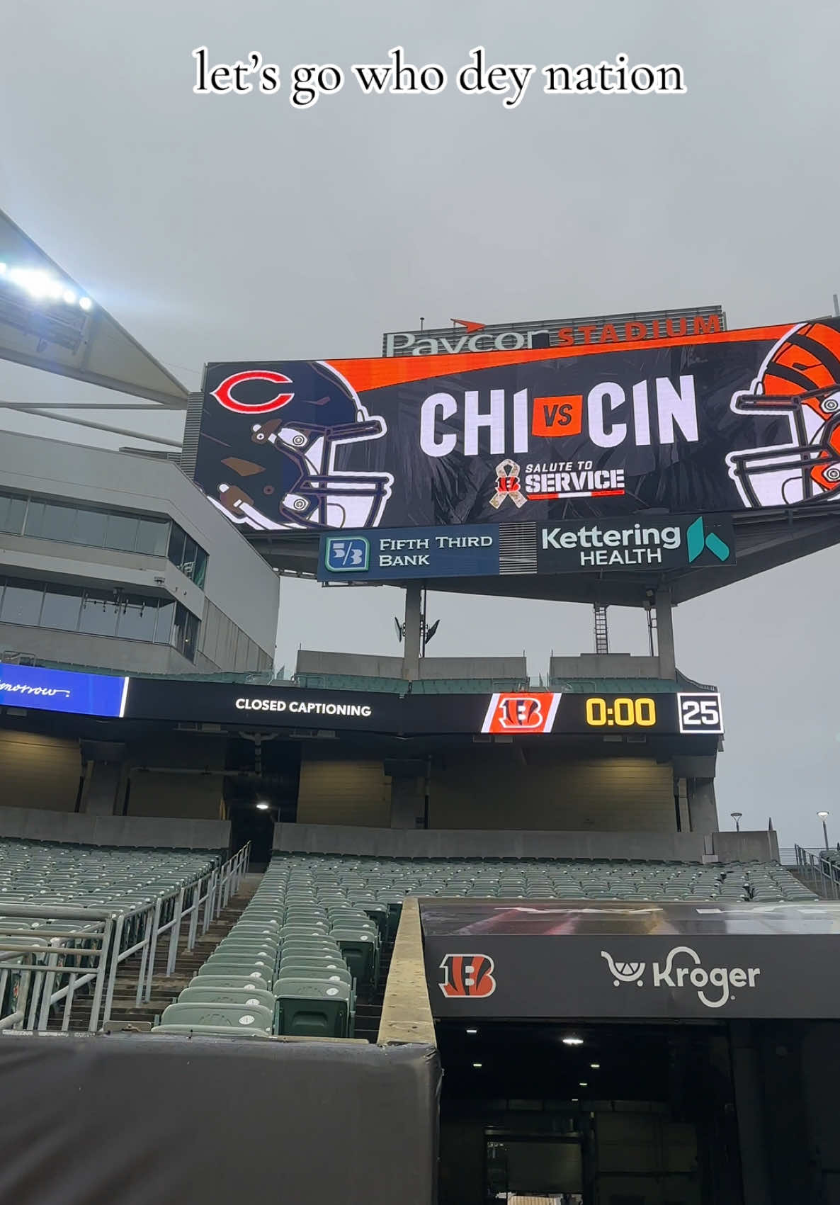 Where are you watching the game today? In person or on tv? #bengals #cincinnatibengals #football #bengalscheerleaders #chicagobears 