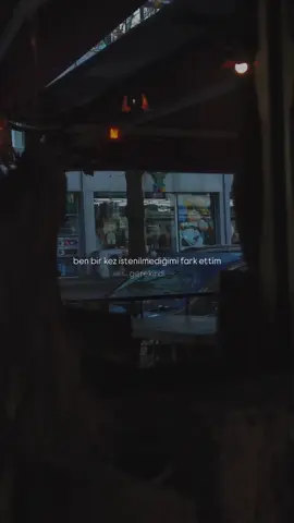 Bazen gidişin değil, gitmeye mecbur bırakılışın yaralar insanı en çok. “Ben, bir kez istenilmediğimi fark ettim.” Bir cümle, bir ömür kadar sessizdir bazen. İnsanın içinde yankılanır, defalarca, hiç bitmeyen bir uğultu gibi. O günden sonra kapıya yakın oturursun artık çünkü kimse bir daha “git” demeden gitmeye hazırsındır. Artık yerin, masanın ucu değildir; bir ihtimal, bir vedaya en yakın köşedir. Ve sonra, seni kapıya kadar itenler olur. Gitmeni isterler ama gidişini de suç sayarlar. Sanki kalbini korumak, bir kabahatmiş gibi. Sanki kendi huzurunu seçmek, bir vefasızlıkmış gibi. Ama bir şeyi bilmek gerekir: Gitmek, bazen kaçmak değil, kalabilme ihtimalini onurlu bir şekilde reddetmektir. Susmak, bazen yenilgi değil, içindeki gururu korumanın en zarif hâlidir. İstenmediğin yerde durmak, kendine ihanettir. Ve bir insan bunu fark ettiğinde artık o kapıdan çıkarken ağlamaz, yalnızca içinden “ben elimden geleni yaptım” der. Unutma; kalmak da bir cesaret ister, ama gitmek, bazen en güçlü kalış biçimidir. 🍂 🎙️ @ebedi.acemi  . . . #keşfet #gitmek #anlamlısözler #duygusalsözler #hayat 