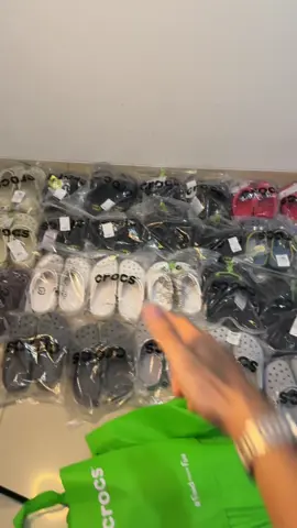 uda tau kan order kemana? pastinya di ig kita @jktsupply #crocs #fyp #sendal #crocsgang 