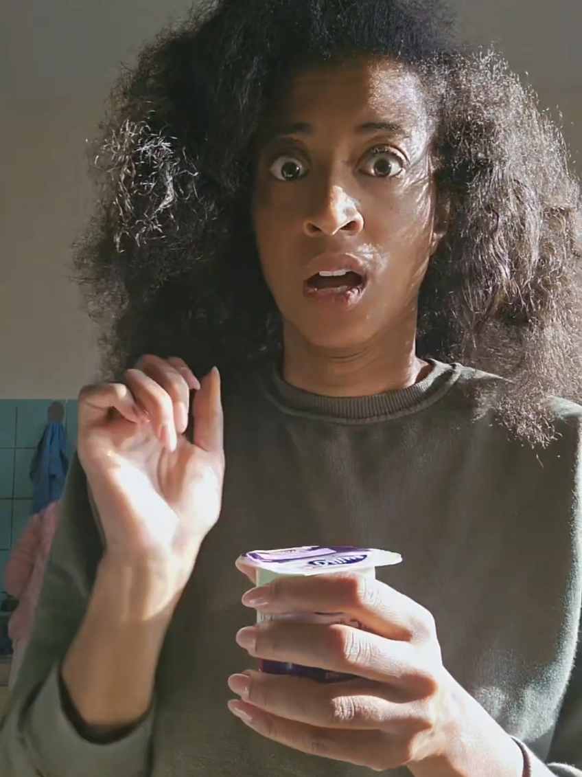Et la c'est le drame ! Elle fait la vaisselle et je prépare le dessert. Les vrais savent pourquoi c'est une dinguerie et pourquoi elle a mangé un autre yaourt mdrrr Bip up à tous les parents qui ont ouverts la banane, la clémentine et le yaourt aujourd'hui ! 💪🏾