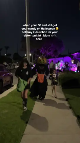 When your that mom who dresses up and goes trick o treating with your kiddos 🤣. there was no asking them if I can eat their candy because this mama had her own bag. #halloween #trickortreat #thatmom #pumpkin 