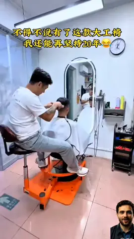 الحلاق الذي جعل الكرسي يدور حول الإبداع! #ابداع_الحلاق #كرسي_عبقري #فكرة_ذكية #اختراع_محلي #حلاقة_مريحة 