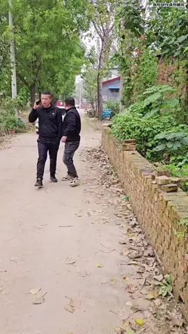 နဲနဲလောက်တော့ပြုံးတယ်လုပ်လိုက်