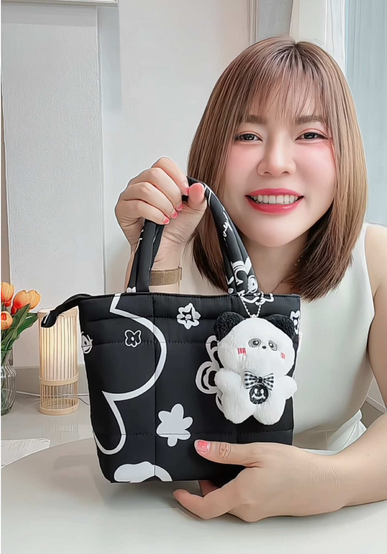 กระเป๋าใบเล็ก กระเป๋าผู้หญิง ที่ทั้งสวย และน่ารัก 💕  ดีไซน์สวยมีดีเทล ทรงสวย จับถนัดมือ ขนาดกะทัดรัดแต่ใส่ของได้ครบ ทั้งโทรศัพท์ ลิปสติก บัตร และกระเป๋าสตางค์ วัสดุดี น้ำหนักเบา พกง่าย ใส่ได้ทุกวัน กระเป๋าน่ารัก  กระเป๋าสวย  กระเป๋าถือผู้หญิง กระเป๋าถือใบเล็ก กระเป๋าผ้าใบเล็ก กระเป๋าถือมินิมอล กระเป๋าผู้หญิง กระเป๋าถือเกาหลี กระเป๋าแฟชั่นผู้หญิง กระเป๋าน่ารัก กระเป๋าถือสวยๆ กระเป๋าถือเรียบหรู กระเป๋าถือไปเที่ยว กระเป๋าถือไปทำงาน กระเป๋าผู้หญิงราคาน่ารัก กระเป๋าใช้ได้ทุกวัน กระเป๋าราคาถูก  📌 ราคาอาจปรับเปลี่ยนไป เมื่อโปรโมชั่นสิ้นสุดลง ▫️▫️▫️▫️▫️▫️ #เอลี่ออยล์รีวิว #ป้ายยาแฟชั่น #กระเป๋าถือผู้หญิง #กระเป๋าใบเล็ก #กระเป๋าแฟชั่น 