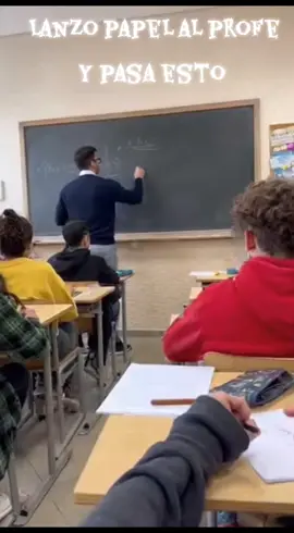 Profe se enfada 😡 con un alumno que le tira un papel #profesor #clase #parati #alumnos #viral 