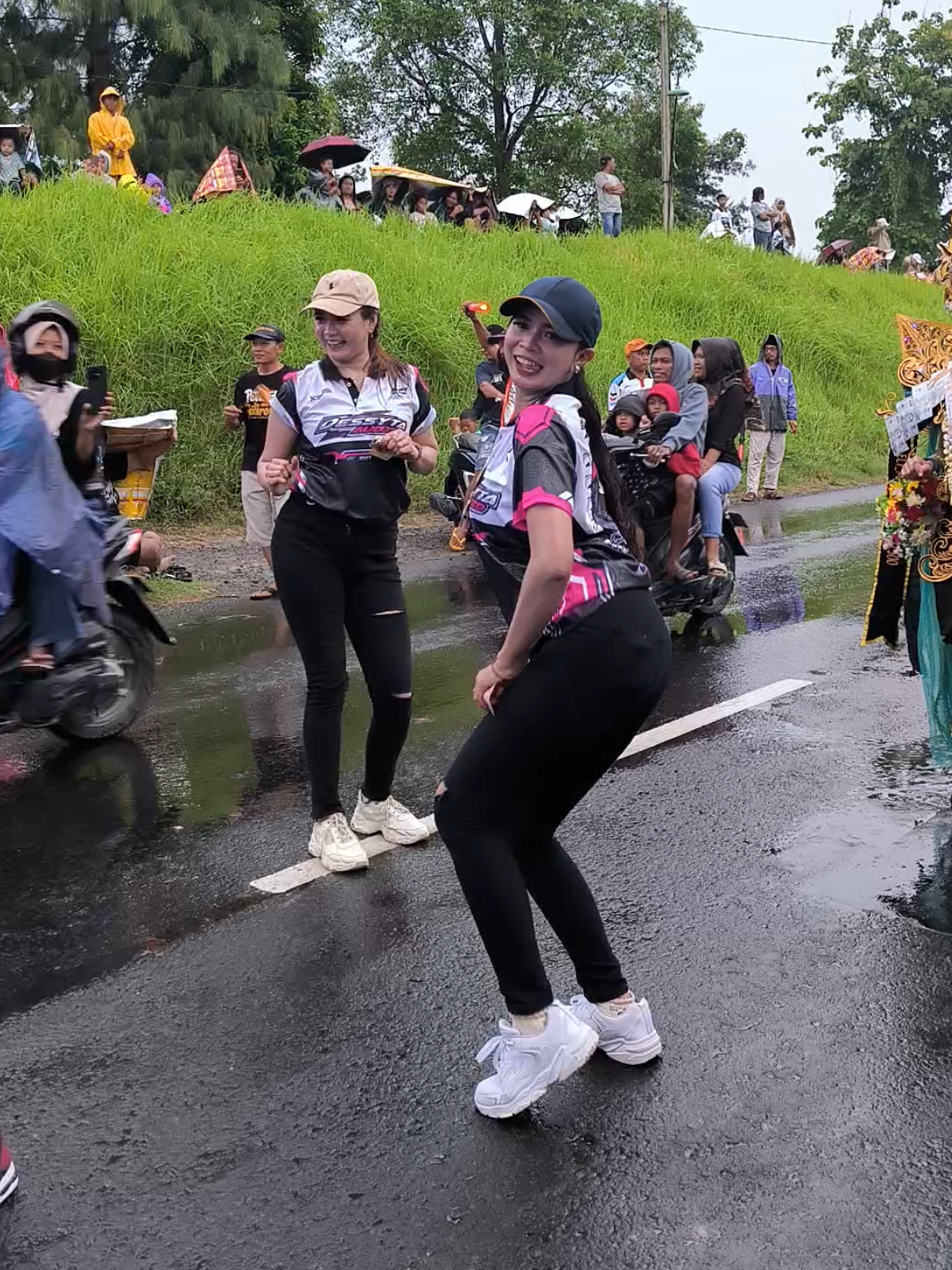 asek asek asek #dessytaaudio #karnavaljatigedongjombang #karnaval #karnavallengkong  #dancerkarnaval 