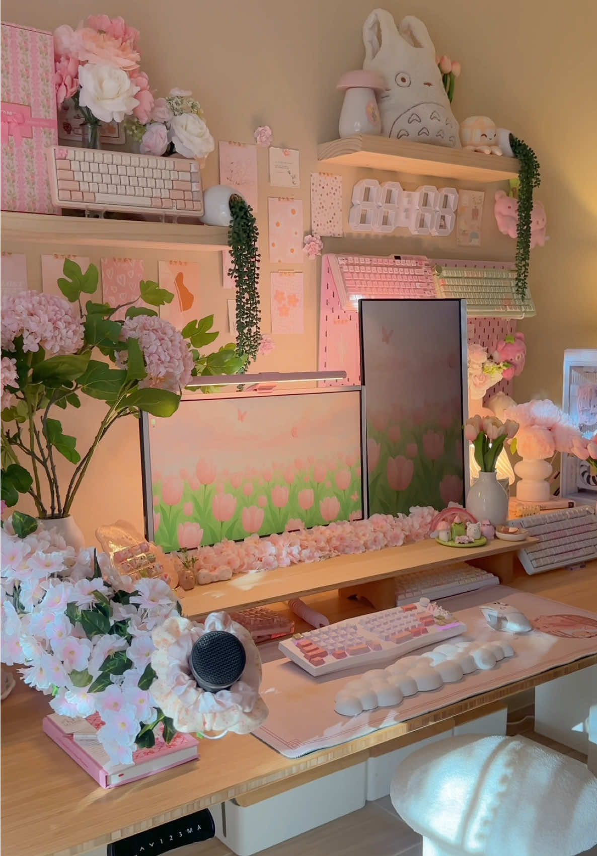 My new @TopJob NAPA Ergonomic Chair in Liquid Resistant Linen (Sand color) fits my setup perfectly 🥹🤍✨ It’s so comfy and the color is such a beautiful beige 🫶🏻 If you’ve been looking for a cozy + functional upgrade for your space, you can use my code FRESA10 to save off your purchase! 🪑🌸 I’ll have the chair linked in my bio ☺️💗 #TopJob #desksetup #cozyaesthetic #pcsetup #homeoffice 