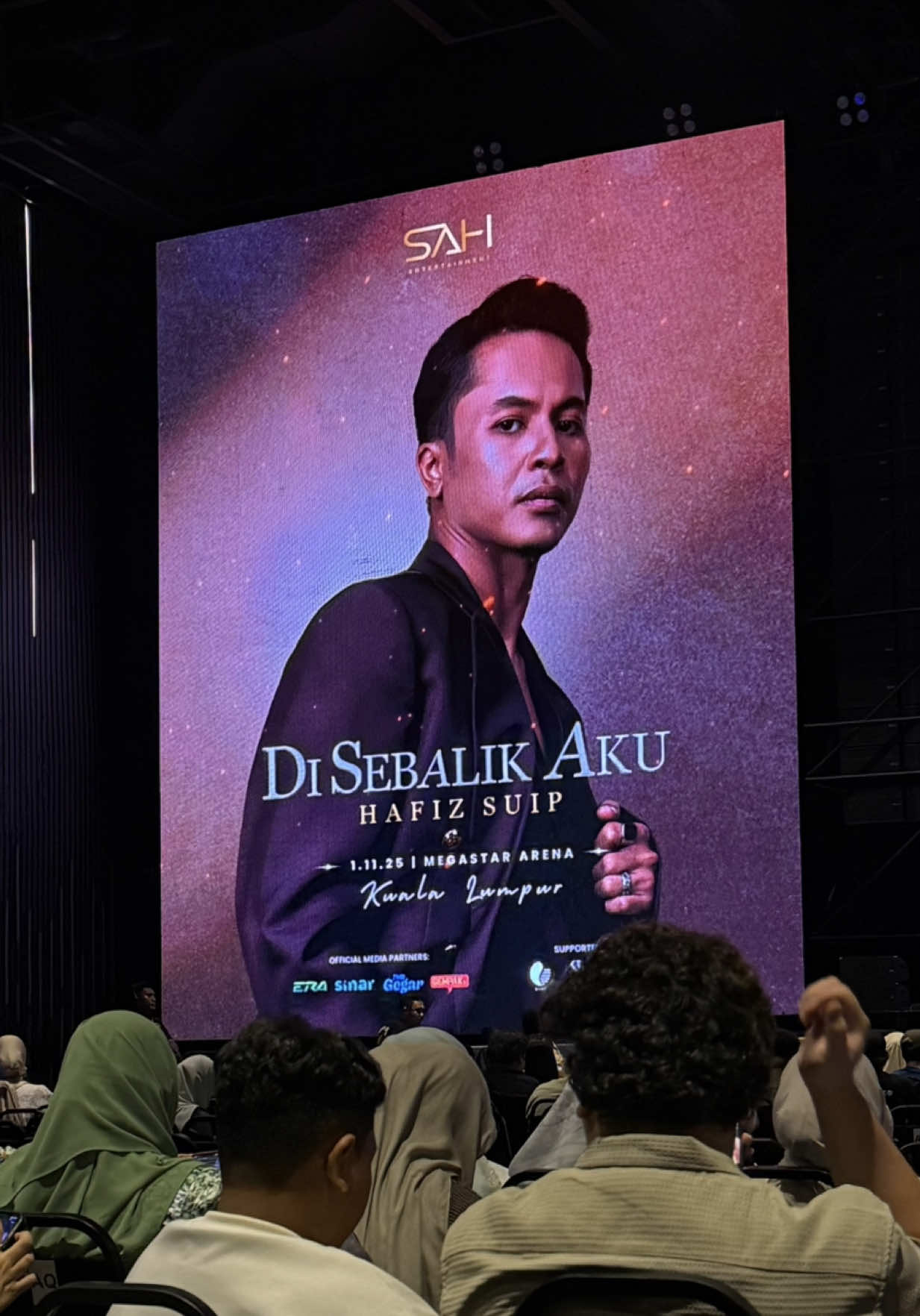 My fav song always. But last night? Legendary. Live version unlocked 🎶🔥 Kisah Cinta Kita by @Hafizsuip  #disebalikakuhafizsuip #hafizsuip #konserthafiz #liveconcert #disebalikaku 