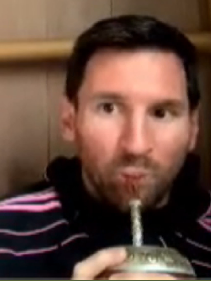 Charla completa desde que llega el goat a la llamada con Luis Suarez,La cobraaa,Davo Xeneize y Rafa Cotelo. Pueden ver el stream completo y sin cortes en el canal de youtube 