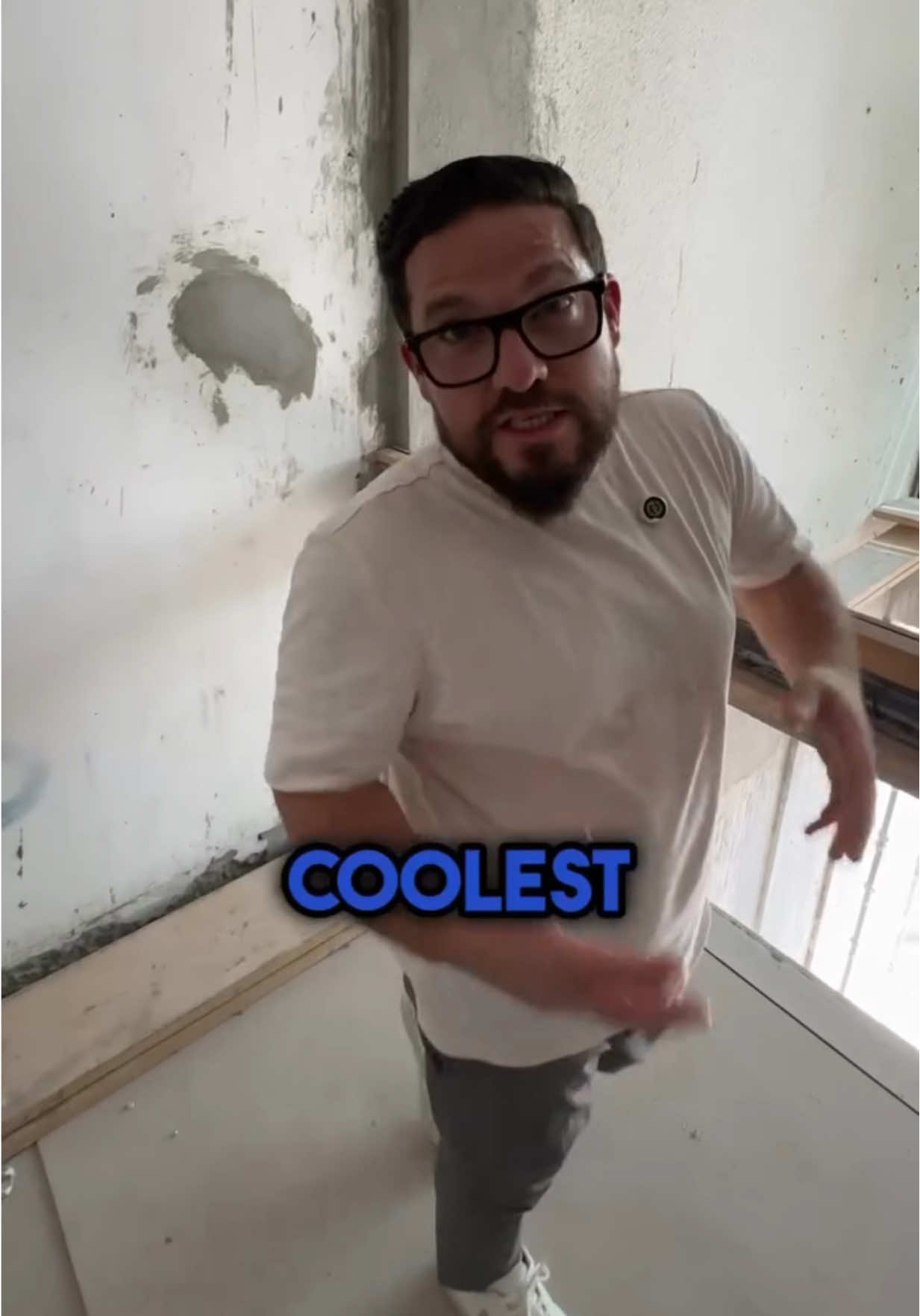 What a luxury villa entrance looks like in Dubai #alexdebare #chriswatt #enterpreneur #dubai #luxuryproperties 