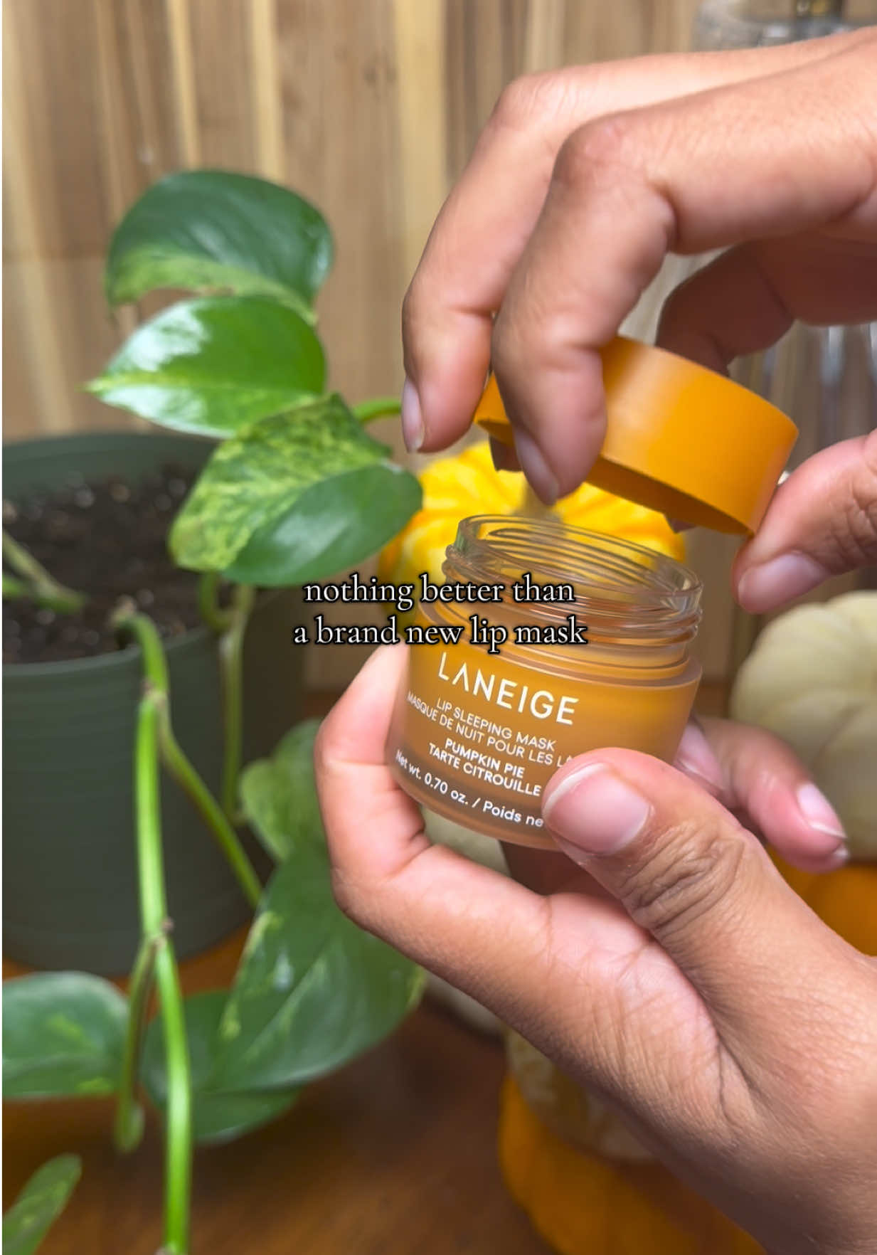 these smell INCREDIBLE and leave your lips feeling so soft!!! @laneige_us #pumpkinpielipmask #laneigelipmask #laneigelipglaze #lipmask #lipglossduo 